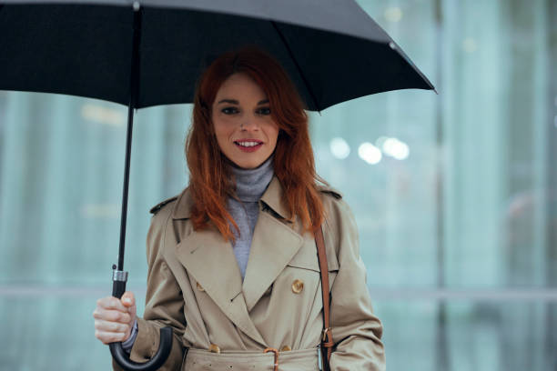 portret młodej kobiety trzymającej parasol - people in a row in a row business office worker zdjęcia i obrazy z banku zdjęć