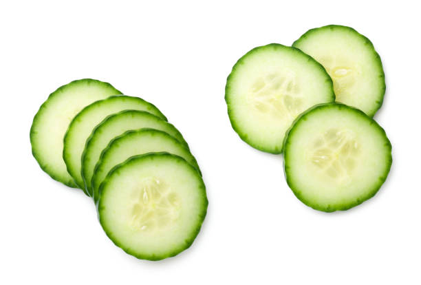 rebanada de pepino aislada sobre fondo blanco - cucumber fotografías e imágenes de stock