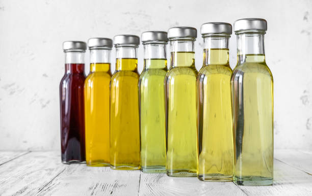 surtido de aceites vegetales - salad dressing condiment cooking oil glass fotografías e imágenes de stock