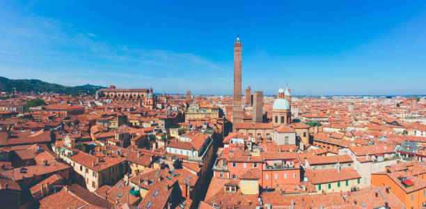из-за торри башни вид с воздуха в болонье италия - torre degli asinelli стоковые фото и изображения