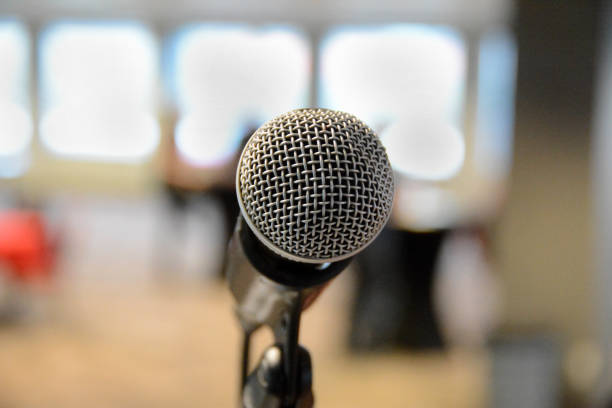 mikrofon close up - panel dicussion stock-fotos und bilder