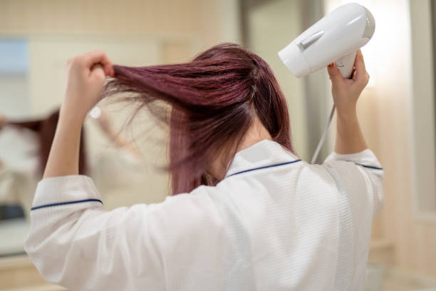 젊은 일본 여자 건조 머리 와 a 건조기 - female hairdresser wet holding 뉴스 사진 이미지