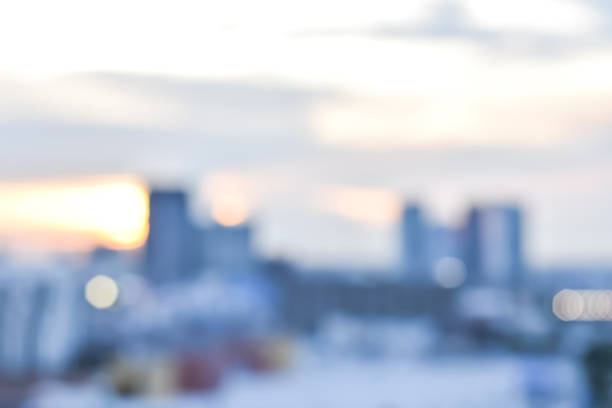 vista de fundo da cidade de bangkok visão de negócios da cidade de bangkok construindo luzes noturnas de paisagem bokeh em tom quente vintage - roof of the world - fotografias e filmes do acervo