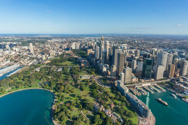 widok z lotu ptaka na ogród publiczny sydney royal botanic garden i drapacze chmur cbd - circular quay zdjęcia i obrazy z banku zdjęć