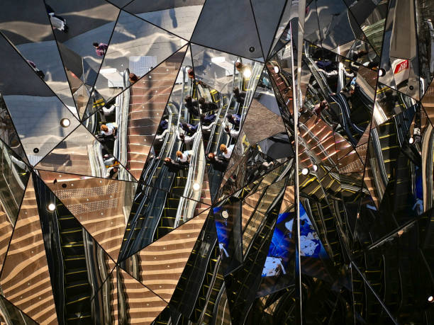 die stadt mit einer spiegelfläche reflektieren - the polyhedron stock-fotos und bilder