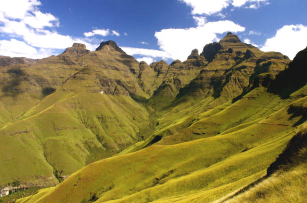 Drakensberg Mountains Drakensberg Mountains, Cathedral Peak, South Africa, Green Mountain Range, Dragon Mountains, Zulus’ Name “Barrier of Spears”, 9853 ft (3004 m) High Cathedral Peak, Mountaineering, Nature and Mountain Landscape, Nature Experience, Attraction drakensberg mountain range stock pictures, royalty-free photos & images
