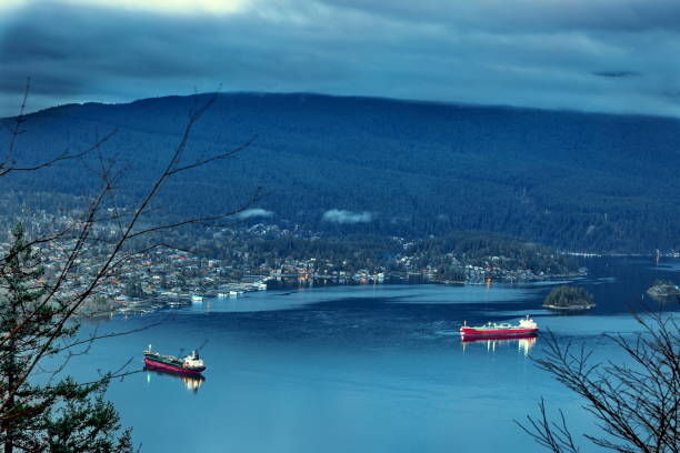 deux navires océaniques à burrard inlet - district of north vancouver photos et images de collection