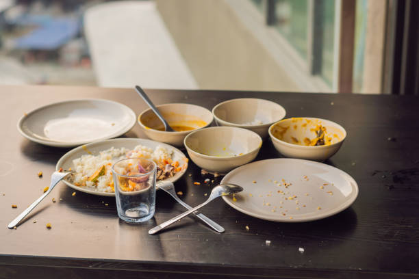 昼食や夕食後のテーブルの上のプレート、パン粉の中の食べ物の残骸 - plate crumb dirty fork ストックフォトと画像