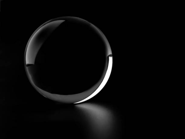 sfera di sfera di vetro cristallo trasparente isolata su sfondo scuro. - reflective glass foto e immagini stock