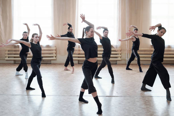 grupo de personas bailando - contemporary ballet fotografías e imágenes de stock