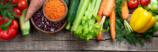 배경 건강 한 식사입니다. 나무 테이블에 신선한 야채, 과일, 콩과 렌즈콩. 채식 음식. 건강한 음식, 식단 및 건강한 식생활 개념. 맨 위 보기 - leaf vegetable planning food healthy eating 뉴스 사진 이미지