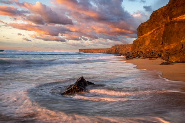 beau coucher du soleil à la plage d’océan sous une falaise rocheuse, côte de falaise au sud d’el cotillo, îles canaries, fuerteventura - cotillo fuerteventura spain tourism photos et images de collection