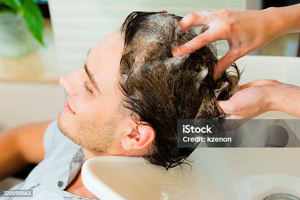 Foto de Homem No Cabeleireiro e mais fotos de stock de Adulto - Adulto, Beleza, Cabeleireiro