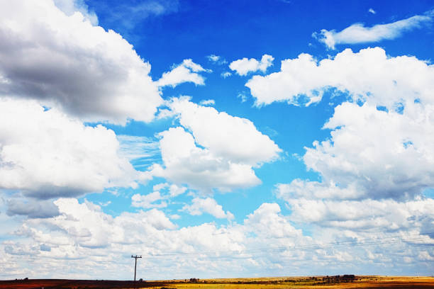 regardant au-dessus des terres agricoles au nuage flottant de cumulus - sub saharan africa photos et images de collection