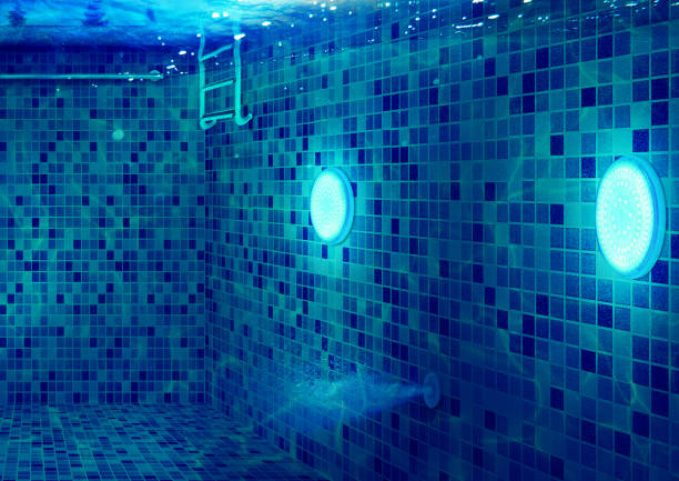 piscina subacquea con luci a led e scala e maniglia inossidabile - pool game foto e immagini stock