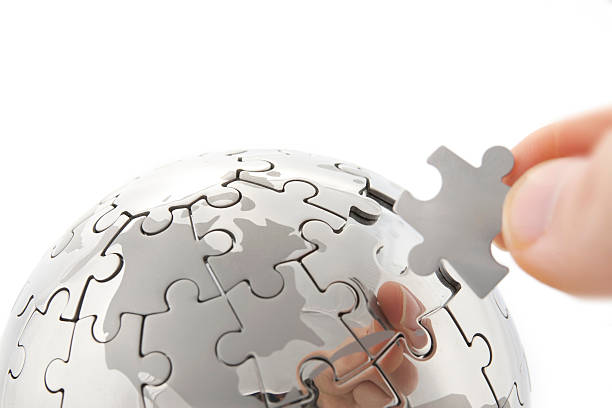mão de globo de quebra-cabeça em branco edifício - absence part of jigsaw puzzle planning imagens e fotografias de stock
