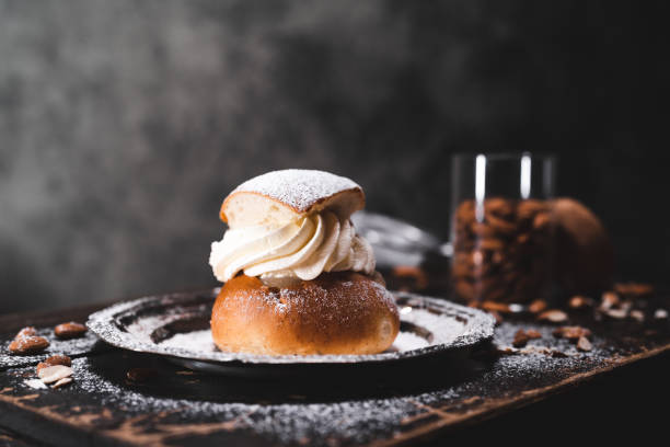 dessert suédois traditionnel connu sous le nom de semla aux amandes - central europe photos photos et images de collection