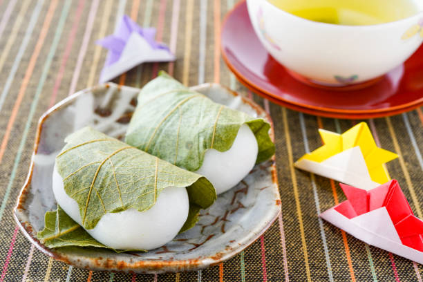 Kashiwa mochi and green tea Kashiwa mochi and green tea adzuki bean photos stock pictures, royalty-free photos & images