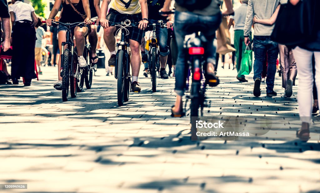 Viele Menschen zu Fuß in der Innenstadt in Wien - Lizenzfrei Radfahren Stock-Foto
