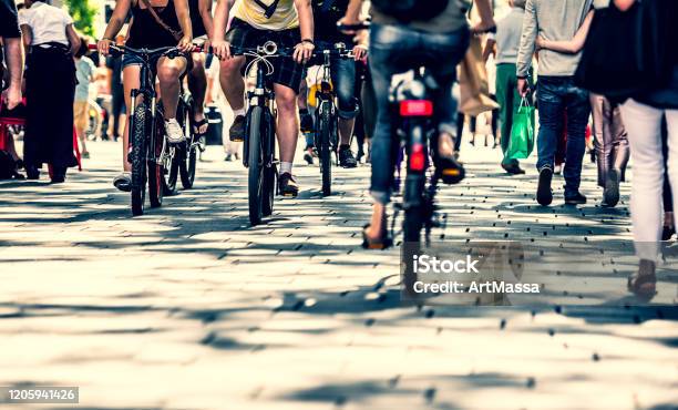Viele Menschen Zu Fuß In Der Innenstadt In Wien Stockfoto und mehr Bilder von Radfahren - Radfahren, Fahrrad, Stadt