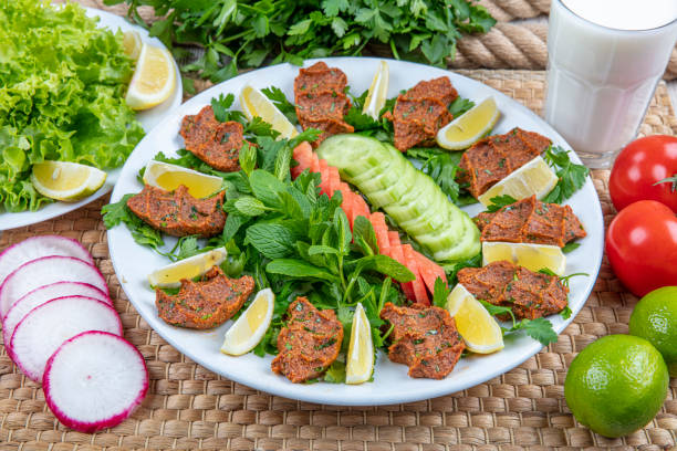 cig kofte / cibo tradizionale turco. carne cruda tradizionale turca. - adiyaman foto e immagini stock