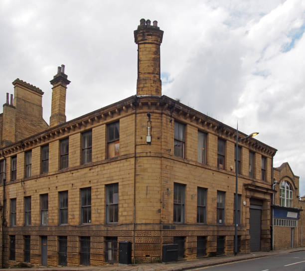 un antiguo edificio industrial del siglo xix en el distrito histórico de la pequeña alemania en bradford west yorkshire - bradford england fotografías e imágenes de stock