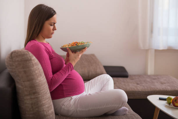 la femme enceinte ne veut pas manger des légumes - dieting food rejection women photos et images de collection