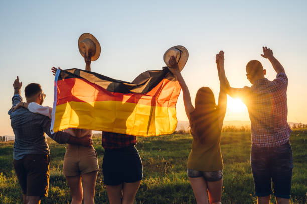 verbreitung der deutschen flagge - tag der deutschen einheit stock-fotos und bilder