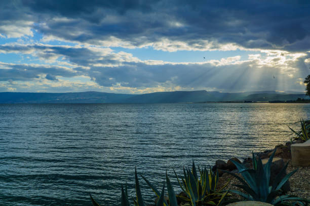 雲と太陽の光を持つガリラヤ海 - lake tiberius ストックフォトと画像