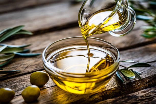 pouring extra virgin olive oil - virgin olive oil imagens e fotografias de stock