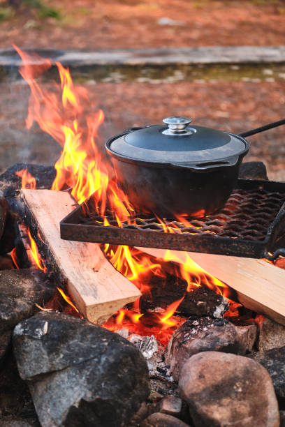 kochen am lagerfeuer traditionelles gericht. - 3690 stock-fotos und bilder