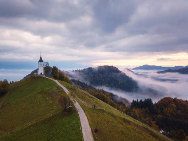 잠니크 교회 세인트 프리무스와 펠리시안, 슬로베니아의 공중 무인 항공기보기. 아름다운 풍경 - primus 뉴스 사진 이미지