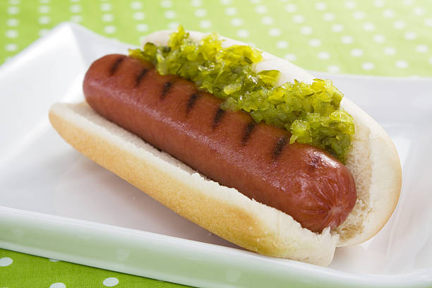 hot dog und genießen sie - relish stock-fotos und bilder