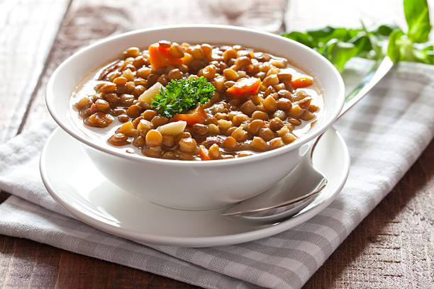 свежие чечевица рагу - soup lentil healthy eating dishware стоковые фото и изображения