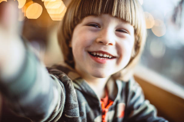 glückliches kind macht selbstporträt - webcam fotos stock-fotos und bilder