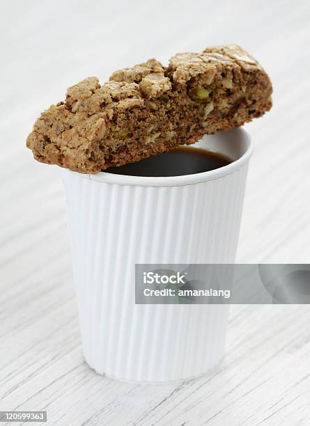 Crunchy Cantucci Con Caffè - Fotografie stock e altre immagini di Bicchiere di carta - Bicchiere di carta, Caffè - Bevanda, Cantucci