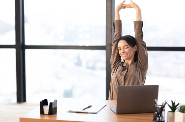 幸せなアメリカの女の子は彼女の家で体を伸ばす - relaxation exercise stretching exercising women ストックフォトと画像