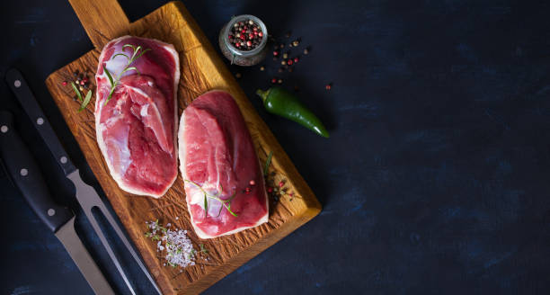 生の新鮮な肉、木のまな板にアヒルの胸肉の切り身 - kitchen knife raw food food and drink fork ストックフォトと画像