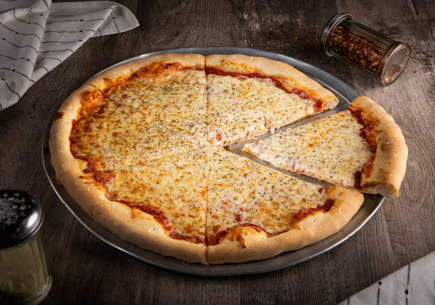 pizza al formaggio fatta in casa (clicca per saperne di più) - pizza margherita foto e immagini stock