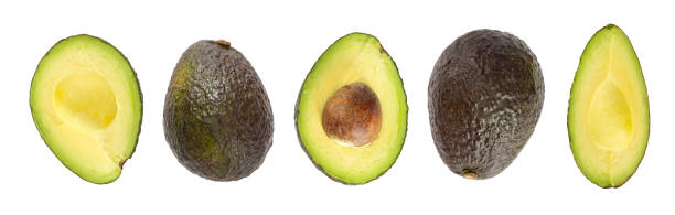 целые спелые плоды авокадо и две половинки в ряд изолированы на белом фоне. - avocado portion brown apple core стоковые фото и изображения