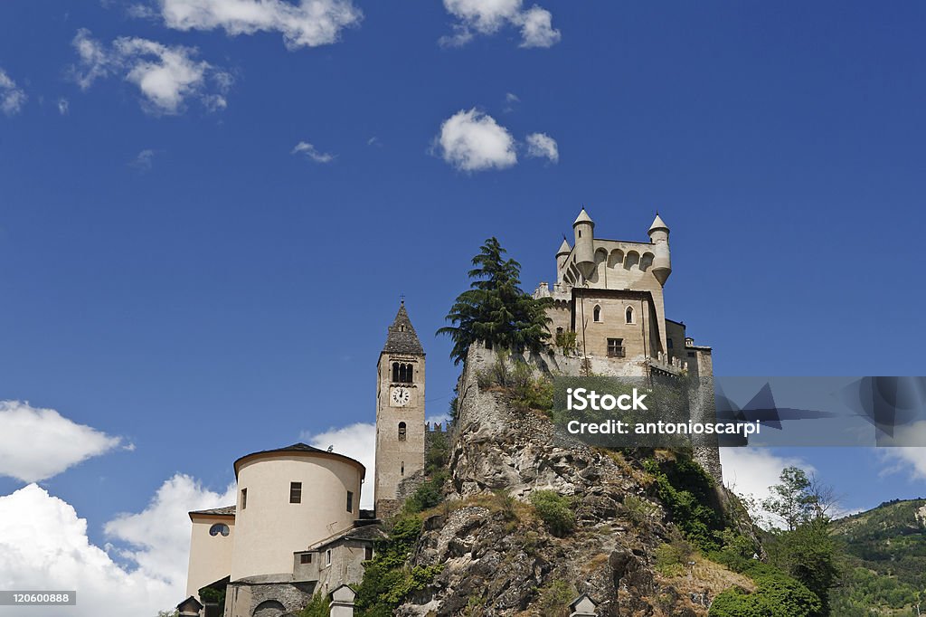 Château de Saint-Pierre et church, Italie - Photo de Alpes européennes libre de droits