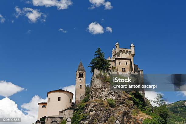 Photo libre de droit de Château De Saintpierre Et Church Italie banque d'images et plus d'images libres de droit de Alpes européennes - Alpes européennes, Arbre, Architecture