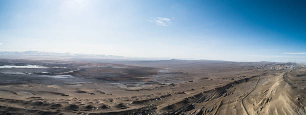 vista aérea de la carretera del desierto en el noroeste de china - northwest frontier fotografías e imágenes de stock