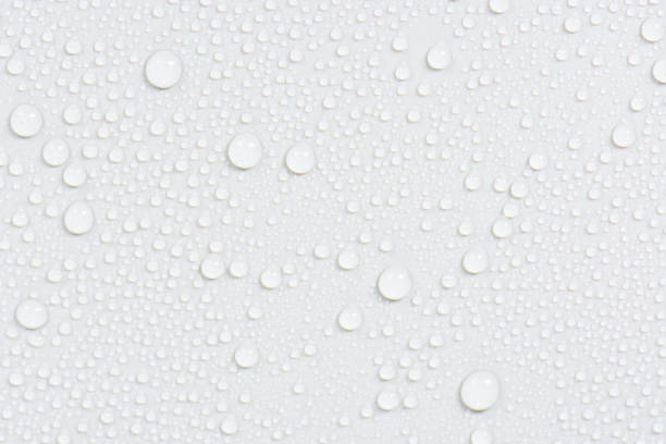 fermez-vous vers le haut des gouttes d’eau sur le fond noir de tonalité. texture humide gris blanc abstraitavec des bulles sur la surface en plastique de pvc ou grunge. des gouttelettes d’eau pure réalistes condensées. détail de la texture en cuir  - drop water raindrop waterdrop photos et images de collection