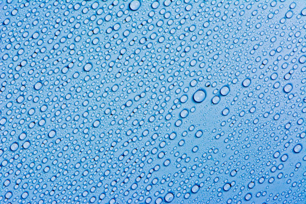 Close up of water drops on blue sky tone background. Abstract blue wet texture with bubbles on plastic PVC surface or grunge. Realistic pure water droplets condensed. Detail of canvas leather texture primer plano de las gotas de agua sobre el fondo del tono azul del cielo. textura húmeda azul abstracta con burbujas sobre superficie de pvc de plástico o grunge. gotas de agua pura realistas condensadas. detalle de la textura de cuero de lona