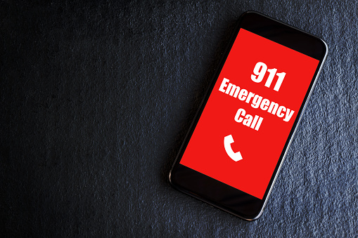Emergencia y urgencia, 911 marcado en la pantalla del teléfono inteligente. photo