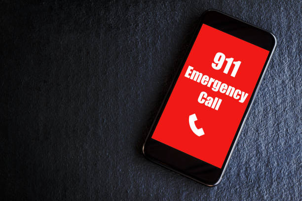 緊急性と緊急性、911はスマートフォンの画面上にダイヤルしました。 - 緊急事態に対処する職業 ストックフォトと画像