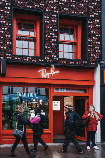 fachada da loja ray ban decorada com óculos em camden town, londres, reino unido. - raybans - fotografias e filmes do acervo