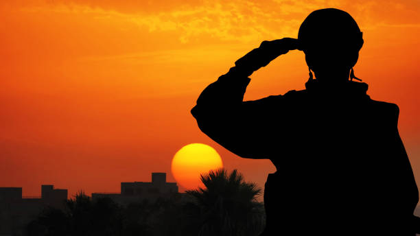 silhouette of a solider saluting against the sunrise en una ciudad de la costa mediterránea. concepto - fuerzas armadas de turquía, israel, egipto - turquia bandera fotografías e imágenes de stock