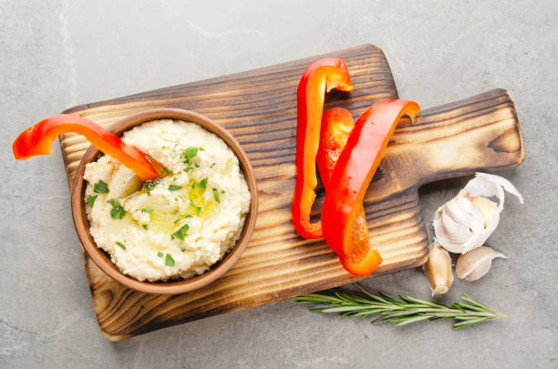 vista plana en el plato de salsa hummus vegetal cubierto con aceite de oliva servido con rodajas de pimiento dulce rojo - pepper vegetable bell pepper red bell pepper fotografías e imágenes de stock